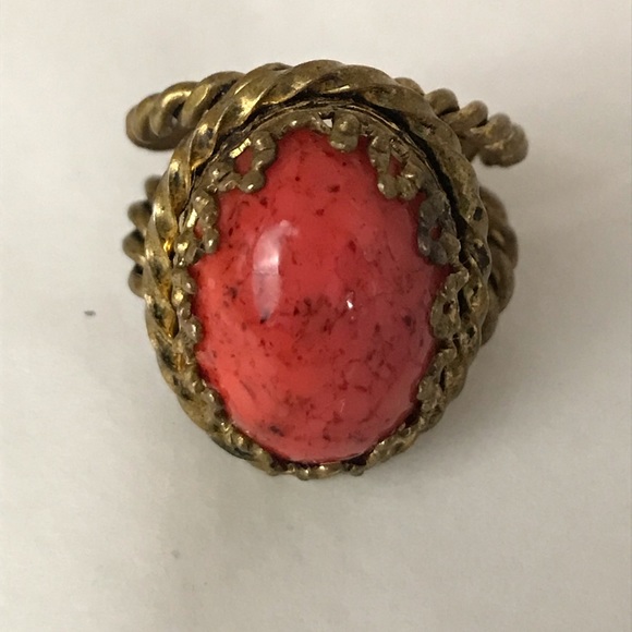 Jewelry - Stunning vintage ring.